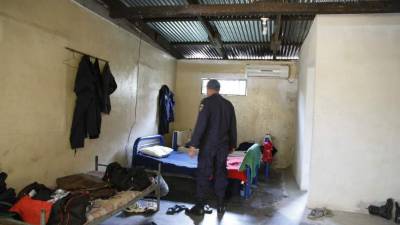 En condiciones precarias descansan los policías. Fotos: Esaú Ocampo.