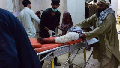 Personal médico y un voluntario se mudan y hieren a un hombre en una camilla en un hospital después de un ataque suicida en el funeral de un comandante de la policía local en Nangarhar el 12 de mayo de 2020. Hombres armados Asaltó un hospital el 12 de mayo en un ataque en curso en la capital afgana, Kabul, cuando una explosión suicida mató a 15 personas en un funeral en el inquieto este del país. / AFP /