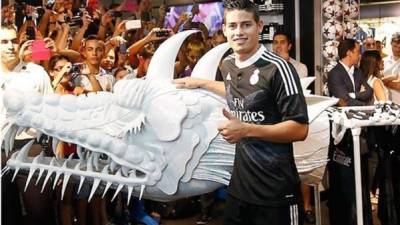 James Rodríguez en la presentación de la nueva camisa del Real Madrid.