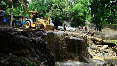 El muro de concreto de la colonia Primavera cedió bajo las fuertes lluvias, provocando el desbordamiento de las aguas.