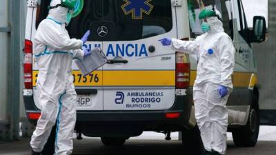Personal médico en España se protege con un traje especiale del coronavirus. Foto: AFP