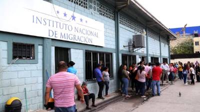 Las oficinas en la capital pasan abarrotadas por la demanda de solicitudes de pasaportes porque diciembre es una época alta.