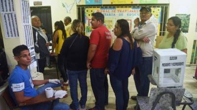 Miles de hondureños han salido masivamente a votar en las elecciones generales de Honduras.