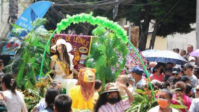 El desfile hípico y carrozas empresariales es organizado por la Asociación de Ganaderos y Agricultores de Copán por la calle Real Centenario.