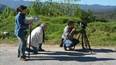 Presentan cortometraje de cineastas hondureños sobre la violencia ambientado en 2020Fotografía de uso editorial fechada el 2 de febrero de 2014 en Tegucigalpa de los cineastas hondureños Elizabeth Figueroa (i), Nolban Medrano (d) y René y Camilo Pauck (c), quienes presentaron en Tegucigalpa el cortometraje 'Solo Sebastián'. EFE