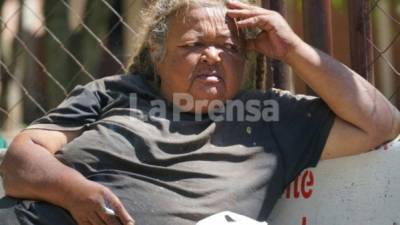 Doña Nicotina fue ingresada de emergencia al Catarino Rivas por causas no especificadas y estaba siendo limpiada y revisada por el personal médico cuando, en un descuido, escapó de la sala y se dirigió a un banca en las afueras del edificio.