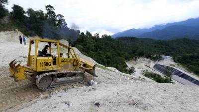 Fotografía del 20 de septiembre de 2018, cedida por la Casa Presidencial hondureña, muestra maquinaria en la parte alta del relleno sanitario de la ciudad de Gracias Lempira (Honduras). EFE/Casa Presidencial Honduras
