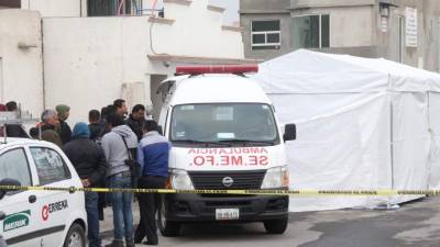 Peritos forenses retiran los cuerpos de 11 personas asesinadas durante la madrugada de este jueves 13 de julio de 2017, en el municipio de Tizayuca (México).