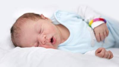 La hora de dormir, el bebé debe estar en una hábitación ventilada y con ropa adecuada.