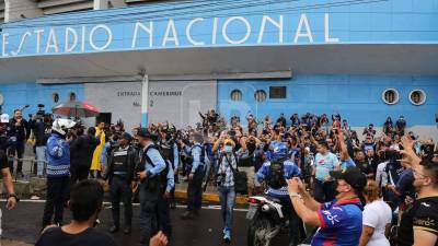 Aficionados del Motagua llegaron desde muy temprano al estadio Nacional Chelato Uclés.