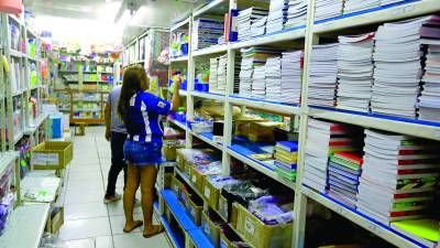 Desde ya los padres de familia comenzaron a adquirir los útiles escolares de cara al año lectivo que está por comenzar. Fotos: Moisés Valenzuela.