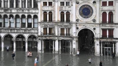 Cientos de turistas permanecen atrapados en Venecia por las severas inundaciones./AFP.