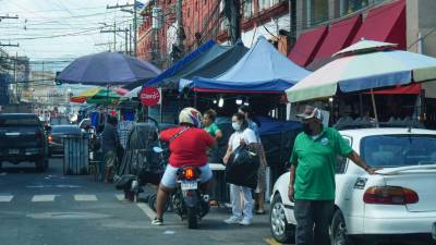 La tercera avenida fue despejada hace unos años, pero la ocuparon de nuevo. Con la pandemia aumentaron los puestos.