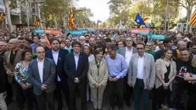 El presidente de la Generalitat, Carles Puigdemont, en la manifestación convocada por la Mesa por la Democracia para pedir la libertad de Jordi Sànchez y Jordi Cuixart, después que el Gobierno haya anunciado que propondrá al Senado su destitución y la de todos los consellers. EFE