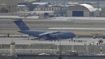 Los soldados estadounidenses siguen evacuando a ciudadanos y colaboradores afganos del aeropuerto de Kabul.//AFP.