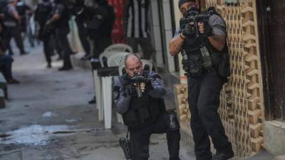 Como si se tratara de una película de acción, las fuerzas policiales de Brasil se enfrentaron con criminales de un favela de Río de Janeiro, en un intenso operativo antidrogas que dejó más de una veintena de muertos. Fotos: AFP / EFE