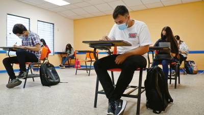 El modelo más moderno es la implementación del Presencialidad con Mediación Virtual (PMV), el cual consiste en una clase con un número pequeño de alumnos acompañados con el docente de forma presencial, mientras que la mayoría se conecta vía Google Meet para recibir la clase simultánea. Fotos Amílcar Izaguirre