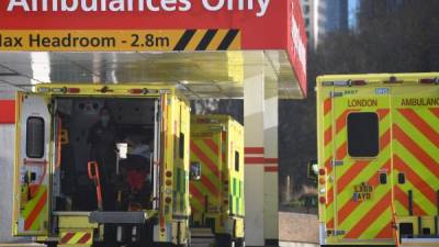 Ambulancias trasladan a pacientes con coronavirus en Londres. Foto: AFP