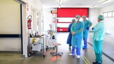 Trabajadores médicos esperan en la nueva unidad de cuidados intensivos de coronavirus del hospital de Brescia, Italia. Fotos: AFP