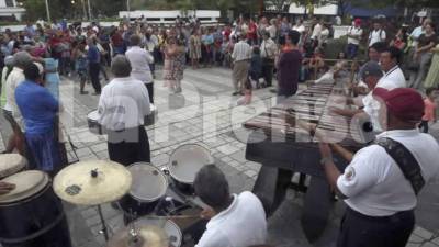 Las tardes de los martes y jueves son de fiesta en el parque central de San Pedro Sula.