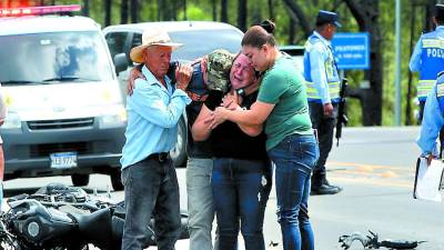 Familiares de los fallecidos llegaron al lugar del accidente, los cuerpos quedaron distantes uno del otro sobre la vía.