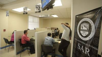 Usuarios en la oficina principal del SAR localizada en la primera calle de San Pedro Sula.