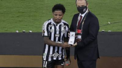 Marinho de Santos recibe el premio al mejor jugador de los torneos, luego de perder ante Palmeiras 1-0 en la final de la Copa Libertadores.