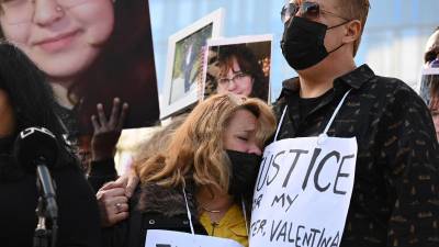 Soledad Peralta y Juan Pablo Orellana Larenas, padres de la joven de 14 años que murió en un tiroteo de la LAPD el pasado jueves.