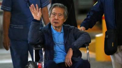 Alberto Fujimori saluda a su salida del hospital en el que estuvo interno durante 12 días.