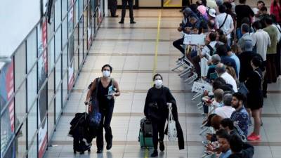 Dos altos funcionarios del gobierno que regresarán esta semana de Europa anunciaron que se someterán a la cuarentena.