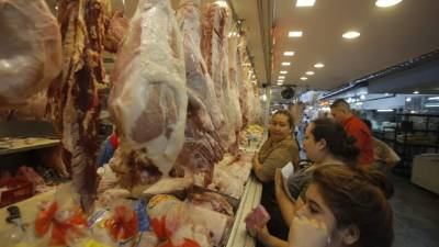 En los mercados Dandy y Medina, los consumidores compran la carne de pollo, cerdo y las tradicionales hojas para tamal, además de la manteca de cerdo.