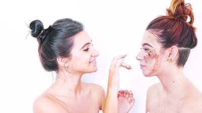 Aplique el masaje circular, ya que este permite retirar las células muertas. El movimiento debe ser suave y sin que se irrite la piel.