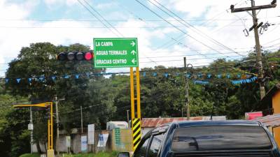 <b><span class=mln_uppercase_mln>Proyecto.</span></b> En julio se instalaron semáforos en la salida a La Campa y un rótulo en la entrada de la ciudad.
