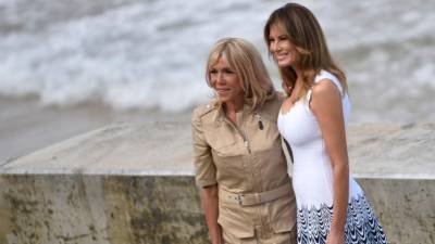 Brigitte Macron, esposa del mandatario francés, posa junto a la primera dama estadounidense, Melania Trump./AFP.