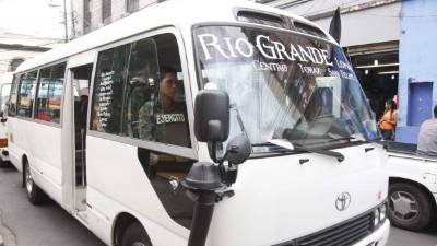 Los elementos se subieron a varias unidades de transporte.