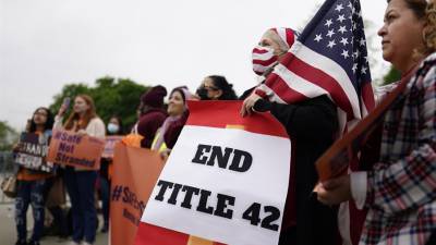 Una multitud se ha manifestado este martes frente al Tribunal Supremo de Estados Unidos en Washington contra el bloqueo del plan del Gobierno estadounidense.