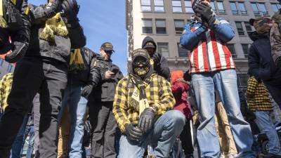 Integrantes de la organización Proud Boys se manifestaron en la capital estadounidense.