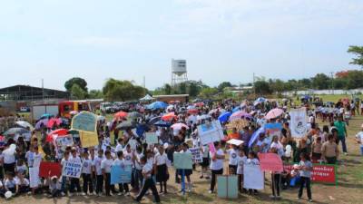 Los estudiantes portaban pancartas con mensajes de convivencia. Foto: Jorge Monzón