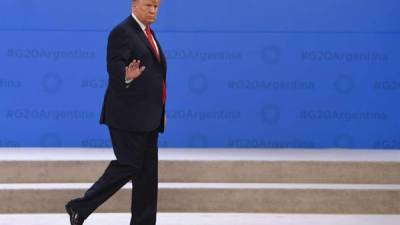 El presidente estadounidense, Donald Trump, tras saludar ayer a su homólogo argentino, Mauricio Macri (no aparece), durante la Cumbre del G20 en Buenos Aires, Argentina. EFE.