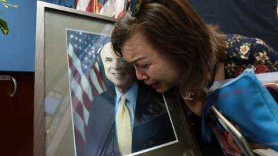 Miles de estadounidenses lloran la muerte del héroe de guerra y senador estadounidense, John McCain./AFP.