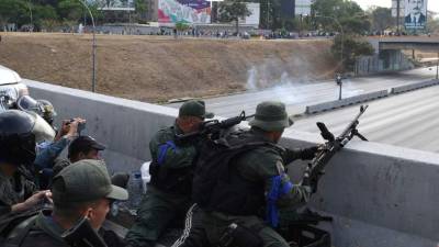 El líder opositor Juan Guaidó lanzó este martes una ofensiva, apoyado por un grupo militares sublevados, para sacar del poder al presidente Nicolás Maduro en lo que el gobierno denunció como 'un golpe de Estado'.