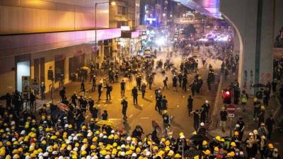 La policía dispara gases lacrimógenos a los manifestantes para dispersarlos después de una marcha contra un polémico proyecto de ley de extradición