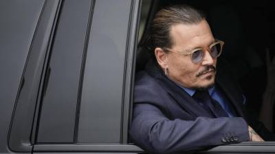 El actor Johnny Depp en su vehículo tras salir del juzgado del condado de Fairfax este 27 de mayo, en Fairfax, Virginia.
