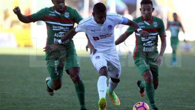 Carlo Costly marcado por Caue Fernandes en el Olimpia-Marathón de este domingo en el estadio Nacional. Foto Juan Salgado