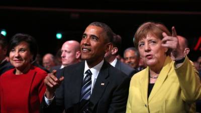 Barack Obama junto a la canciller alemana, Ángela Merkel y la secretaria de Comercio de EUA, Penny Pritzker.