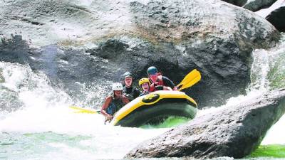 Turistas viven la emocionante aventura del “rafting”.