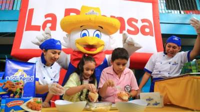 Susan Posadas y Aksel Chacón prepararon deliciosos molletes.