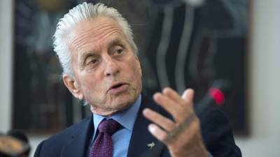 El actor Michael Douglas negó este martes haberse masturbado delante de una escritora hace más de treinta años.