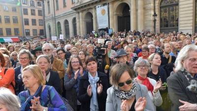Los ciudadanos se manifiestan en la plaza Stortorget para mostrar su apoyo a Sara Danius, exsecretaria permanente de la Academia Sueca. EFE/Archivo