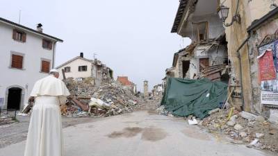 El Papa llegó eligió el día de San Francisco, el 4 de octubre, para llevar personalmente ánimos a las víctimas del terremoto.